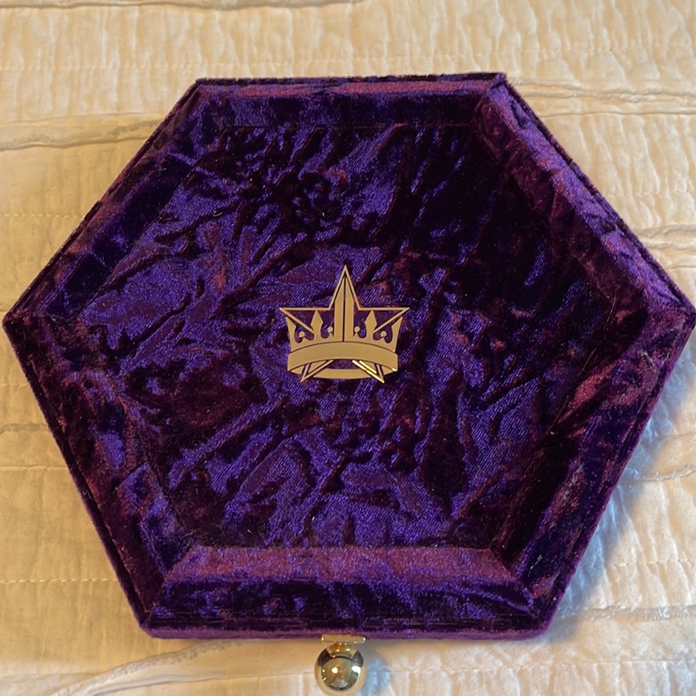 Jeffrey Star Blood Lust 18 color Artistry Shadow Palette in Purple Velvet box.